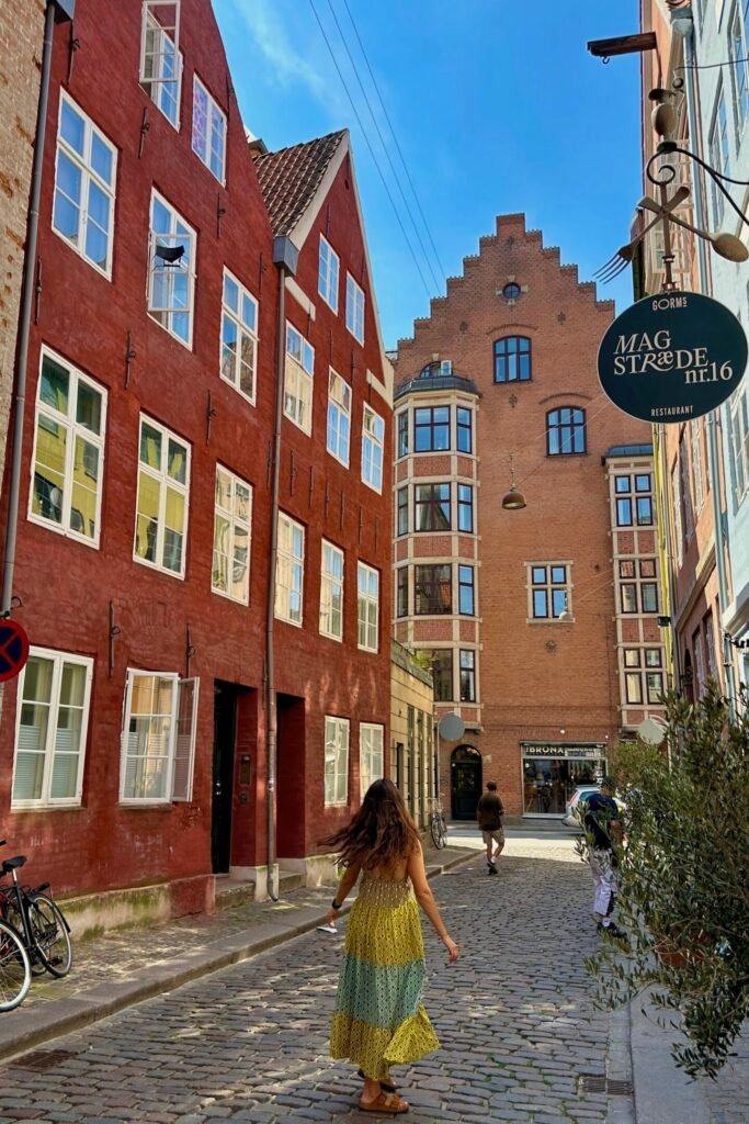 Magstræde sokağında tarihi evler ve taş sokak atmosferi, Kopenhag Danimarka