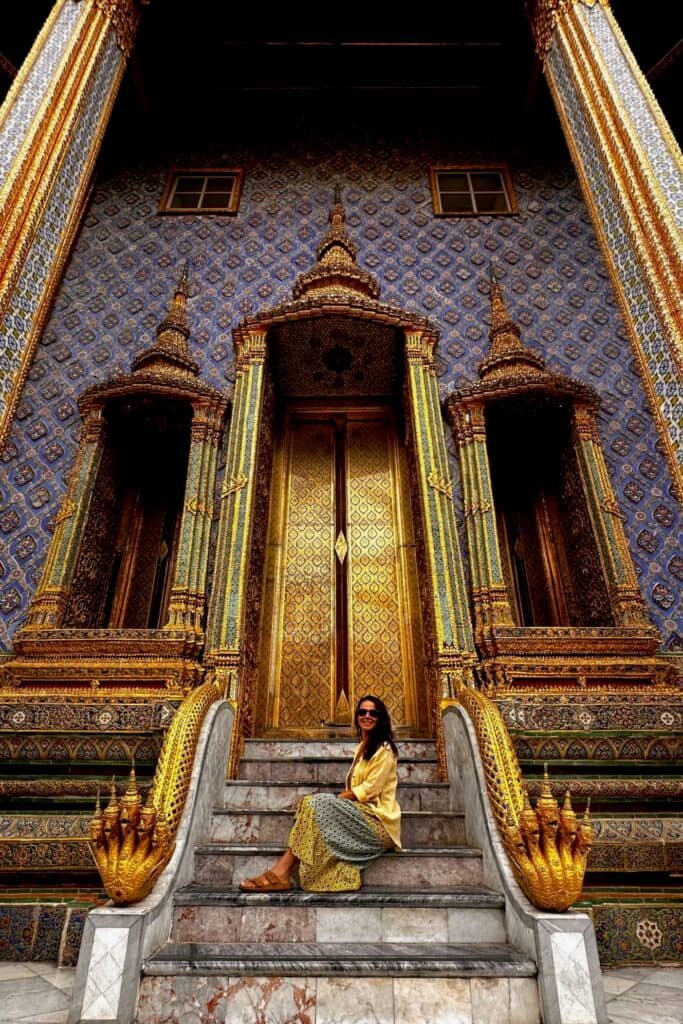 Bangkok Grand Palace’ta mozaik süslemeli giriş merdivenleri ve altın detaylar