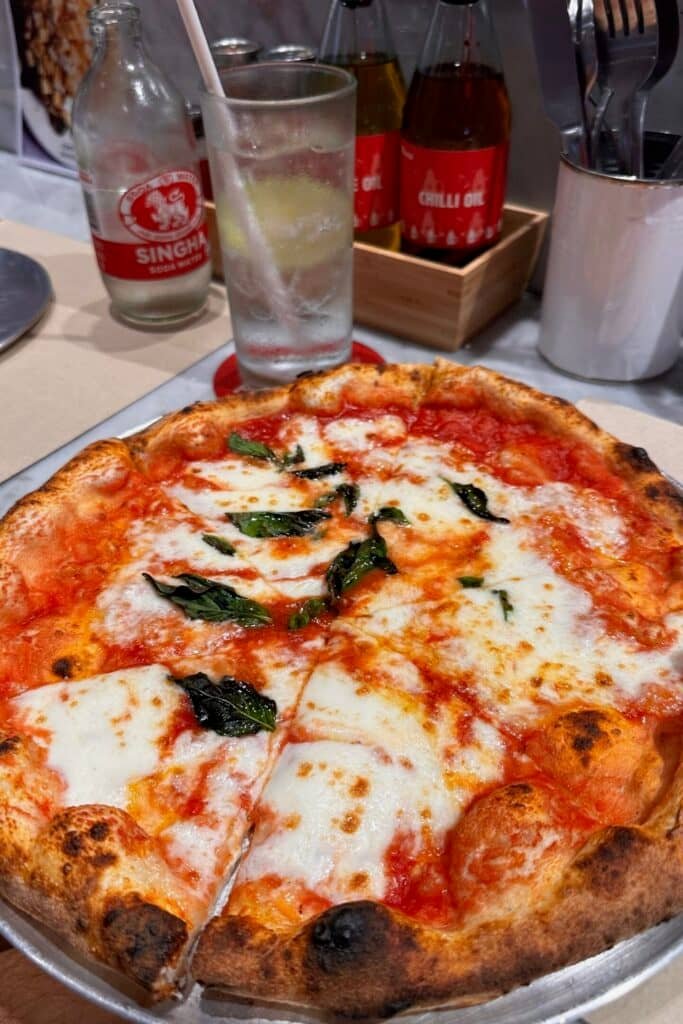 Bangkok’ta restoranda servis edilen margherita pizza: domates sos, mozzarella ve fesleğenli ince hamur pizza.