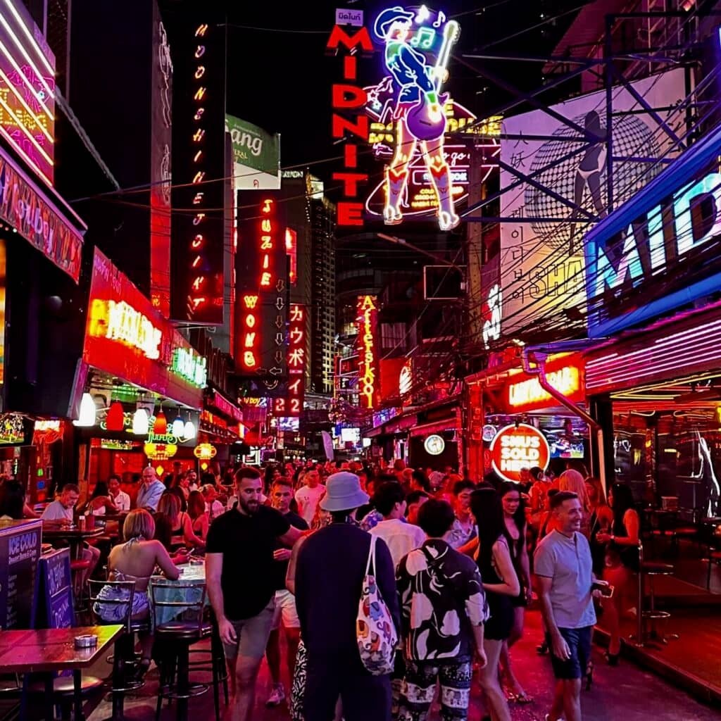 Bangkok Soi Cowboy’da neon tabelalar ve kalabalık gece hayatı