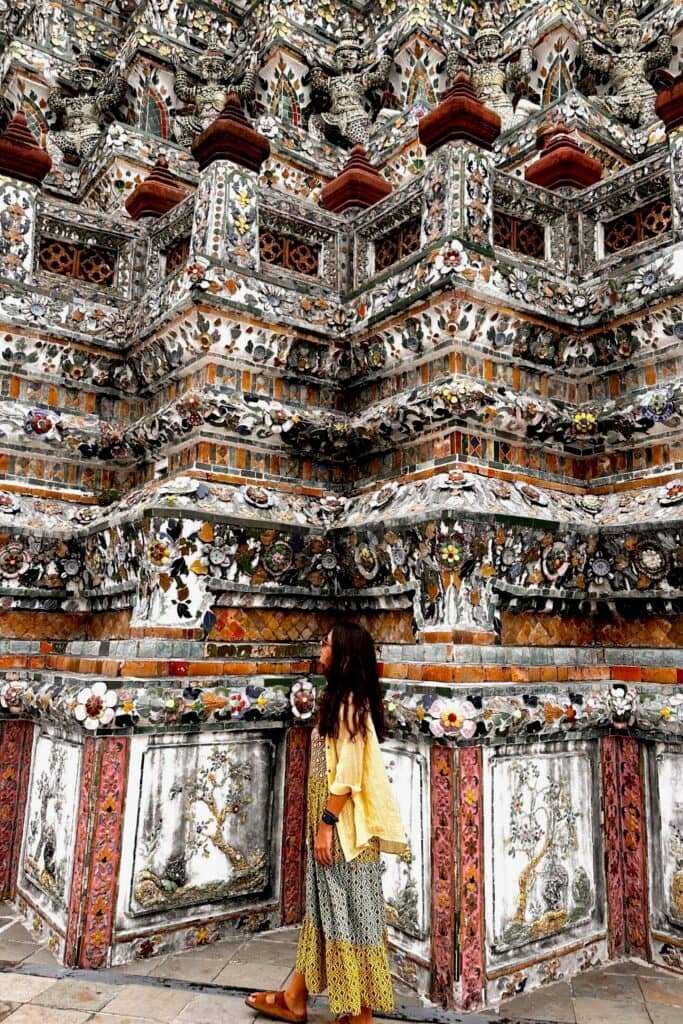 Wat Arun dış cephesinde renkli porselen parçalarıyla yapılmış mozaik işlemeler