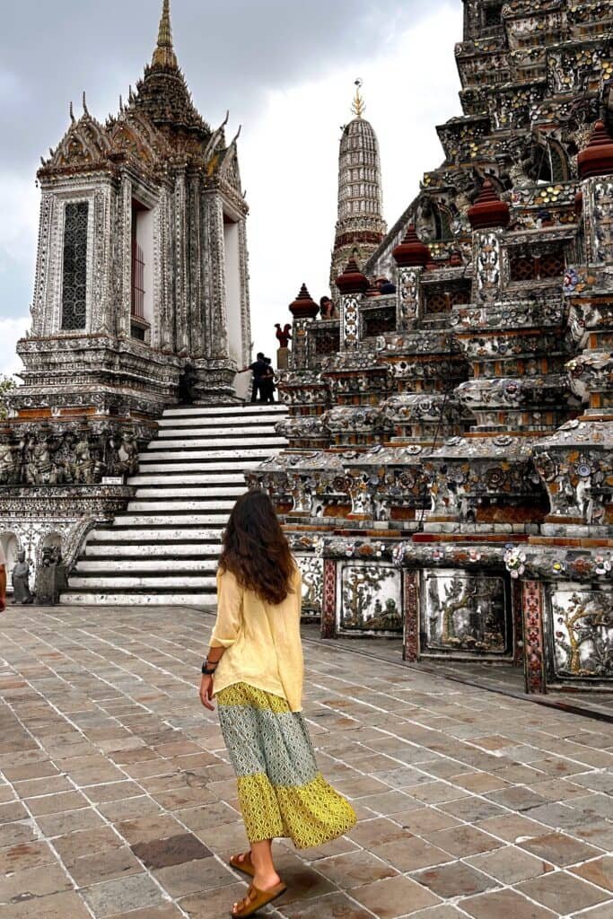 Wat Arun avlusunda mozaik kaplı yapılar ve tapınak kulesi