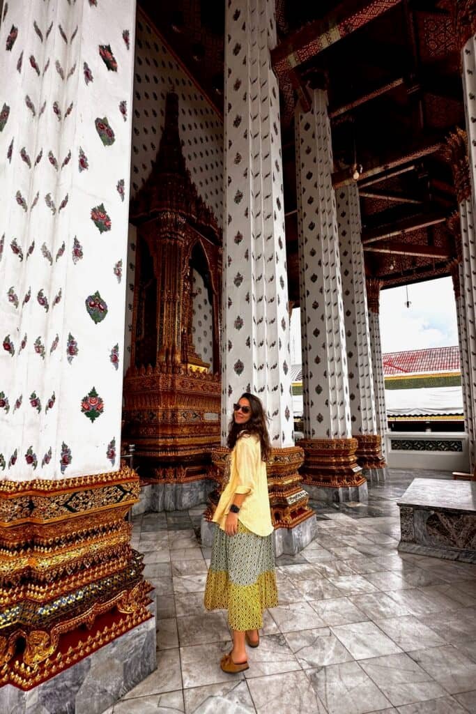 Wat Arun tapınak içinde desenli sütunlar ve altın işlemeli mimari detaylar