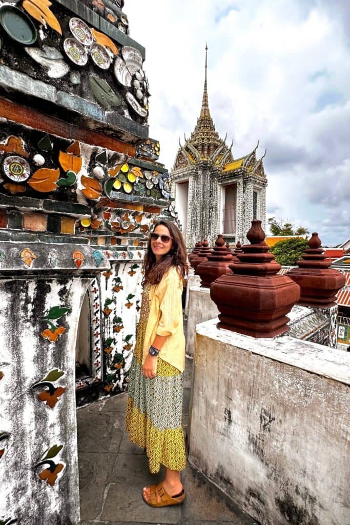 Wat Arun terasında porselen mozaik süslemeler ve arka planda prang manzarası