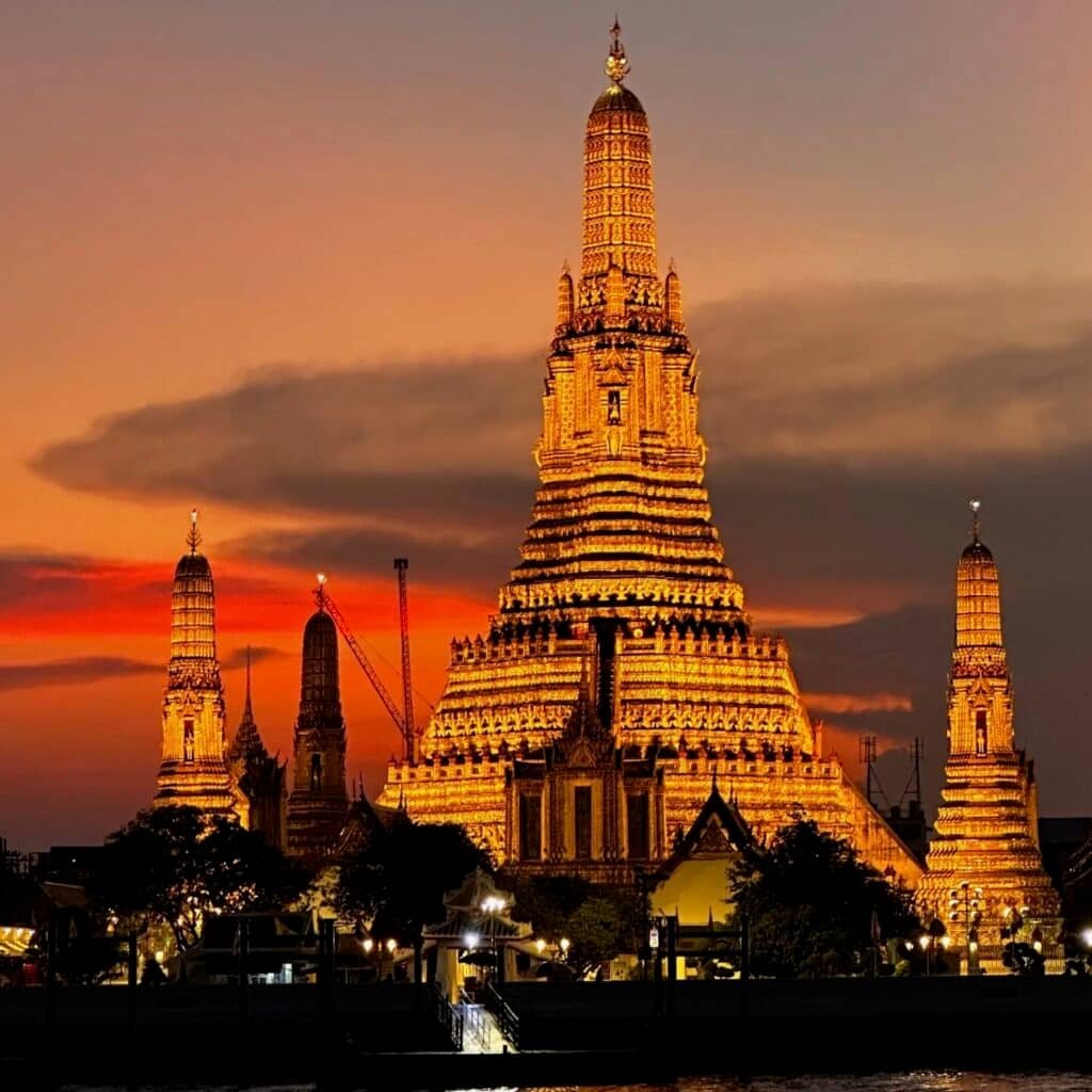 Bangkok’ta Wat Arun tapınağının gün batımında ışıklandırılmış ana kulesi
