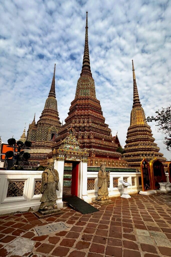 Bangkok Wat Pho avlusunda renkli chediler ve tapınak kompleksi