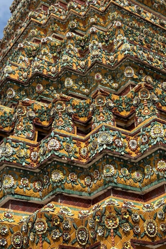 Wat Pho chedi üzerinde çiçek motifli mozaik ve porselen süslemeler