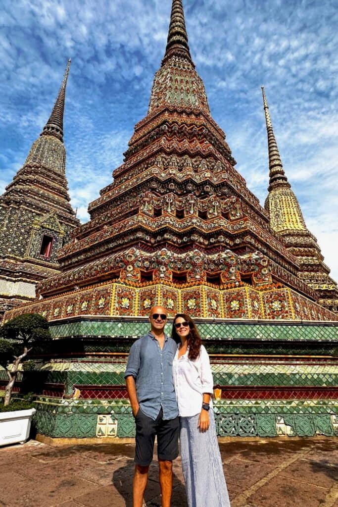 Wat Pho avlusunda chedi önünde çekilmiş fotoğraf, Bangkok tapınakları