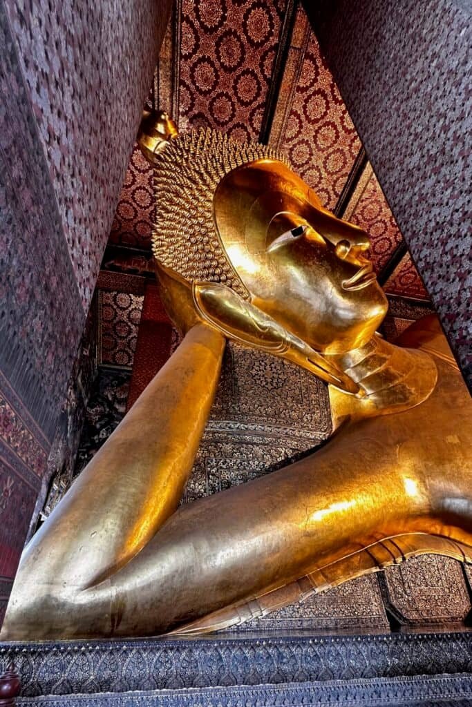 Bangkok Wat Pho’daki altın Yatan Buda heykelinin yüz detayı