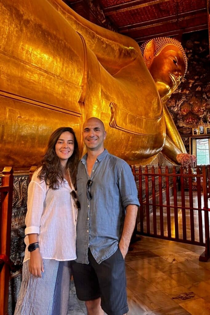 Wat Pho’da Yatan Buda heykeli önünde çekilmiş fotoğraf, Bangkok
