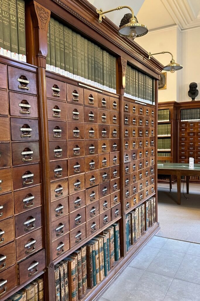 Kopenhag Black Diamond modern mimari ve liman içinden bir fotoğraf