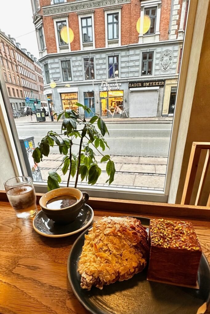 Kopenhag’da kış günü sıcak kahve ve cam kenarında oturma, Danimarka