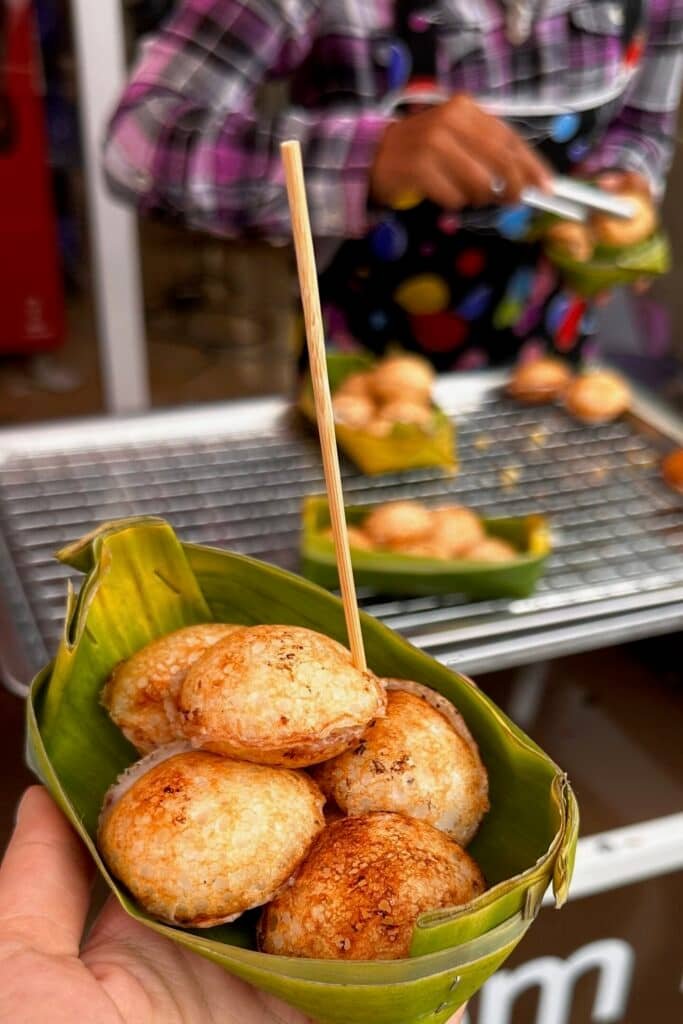 Damnoen Saduak’ta muz yaprağında servis edilen Tayland usulü hindistan cevizli mini pankek (khanom krok).