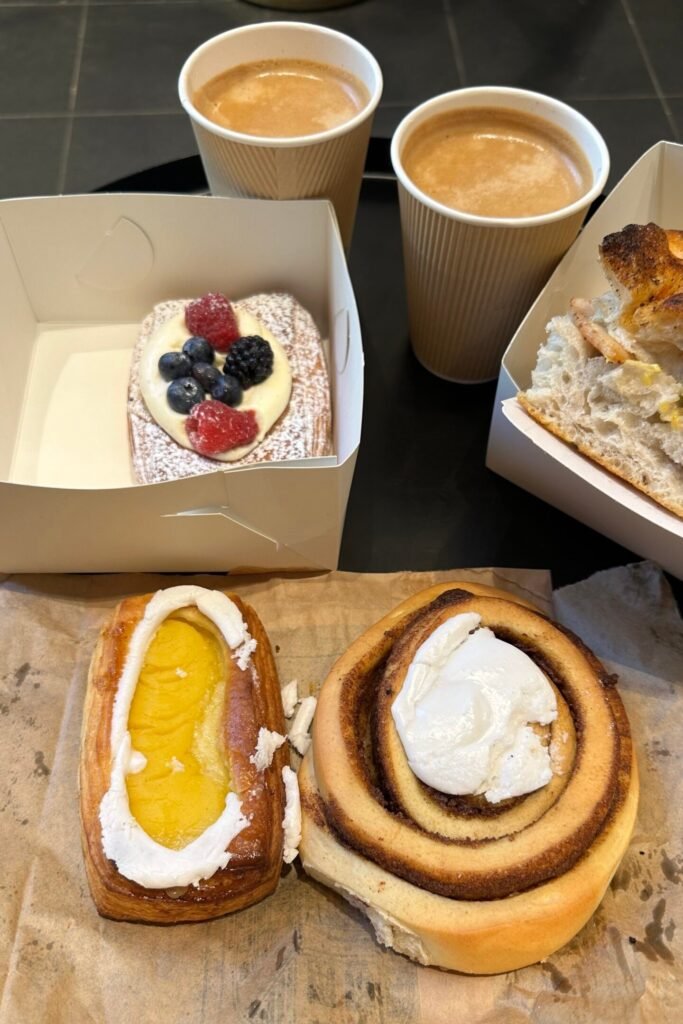 Kopenhag fırından tarçınlı çörek (cinnamon roll) ve kahve, Danimarka