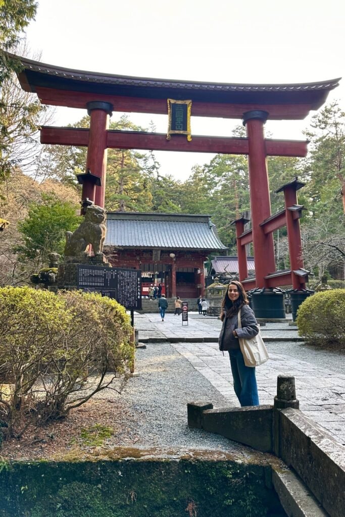 Fuji bölgesinde büyük torii kapısı ve tapınak giriş avlusu