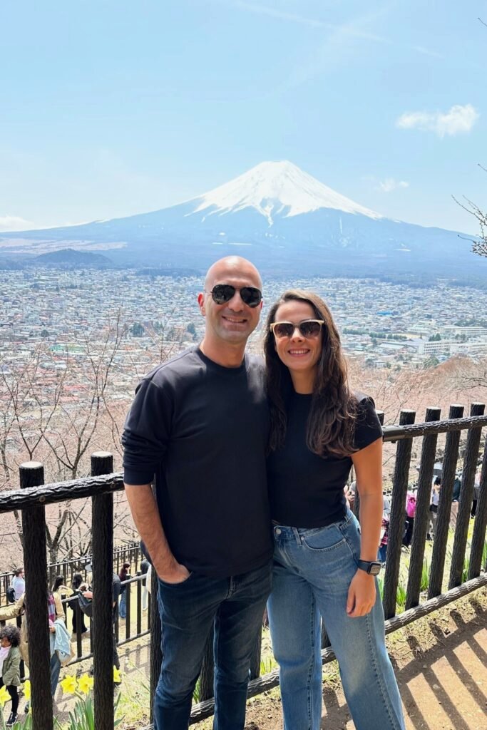 Fujiyoshida’da Fuji Dağı manzarasına karşı seyir noktasında çekilmiş fotoğraf.