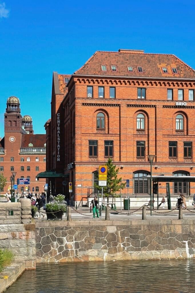 İsveç Malmö gezi rehberi Centralstation bölgesi, kanal ve şehir merkezine yakın yürüyüş alanı