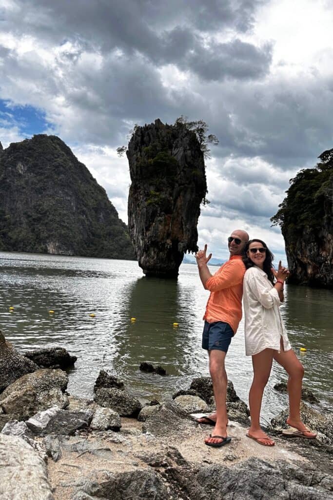 James Bond Island (Ko Tapu) önünde Phang Nga Körfezi manzaralı çift fotoğrafı