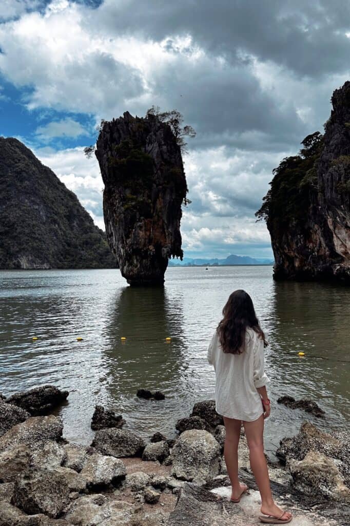 Phang Nga Körfezi’nde James Bond Island (Ko Tapu) manzarasına bakan kadın