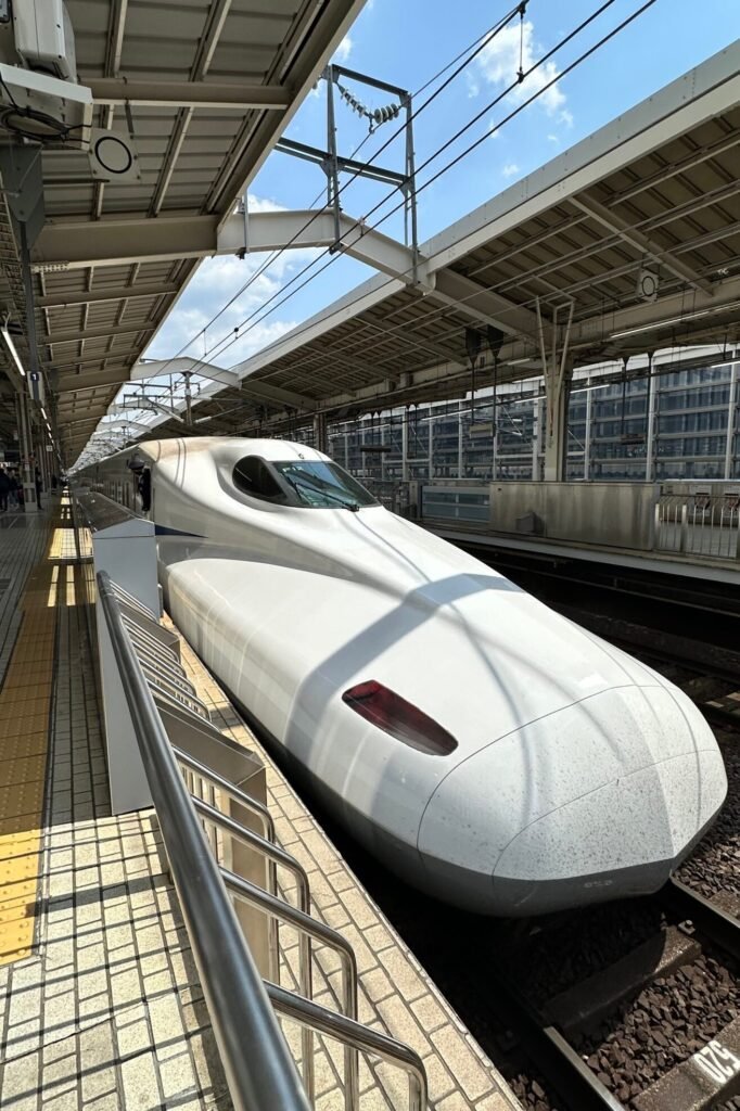Japonya’da hızlı tren (Shinkansen) istasyonda peronda beklerken.