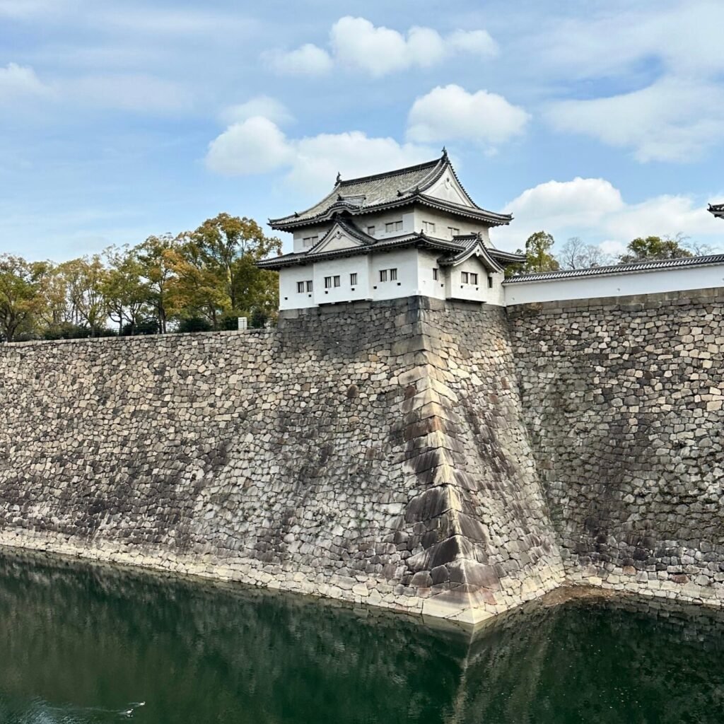 Japonya’da şehirlerde tarihi kale ve sur: Osaka Kalesi dış surları ve hendek manzarası