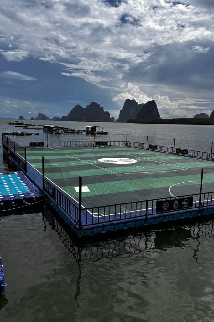 Phang Nga Bay’de deniz üstündeki yüzen futbol sahası ve karst adalar manzarası, tayland