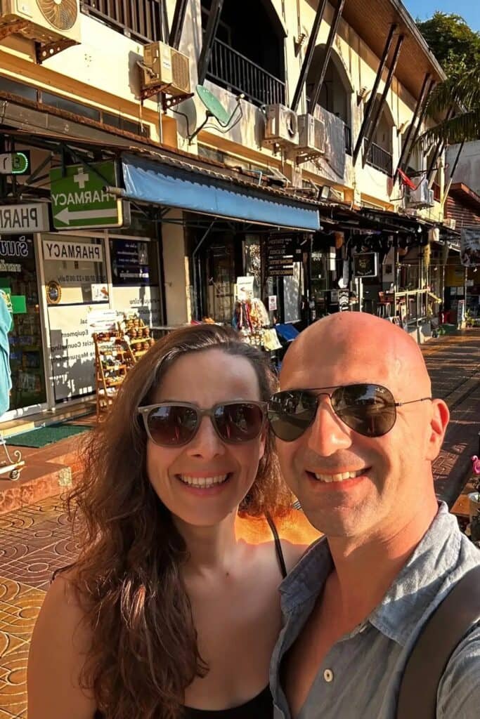 Phi Phi Don sokaklarında gün batımı ışığında çekilmiş çift selfie fotoğrafı, Tayland