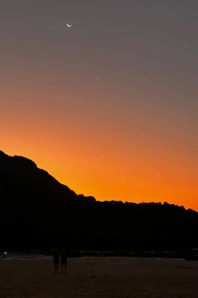Phi Phi’de gün batımı sonrası turuncu gökyüzü ve hilal ay manzarası, Tayland