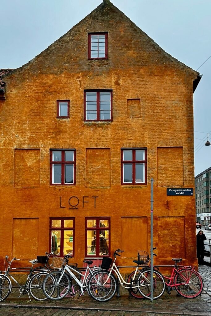 Kopenhag’da bisiklet yolu ve sokakta park etmiş bisikletler, Danimarka şehir yaşamı