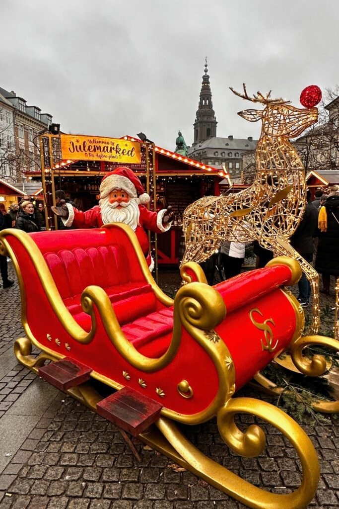 Kopenhag şehir merkezinde Christmas market stantları ve yılbaşı ışıkları, Danimarka