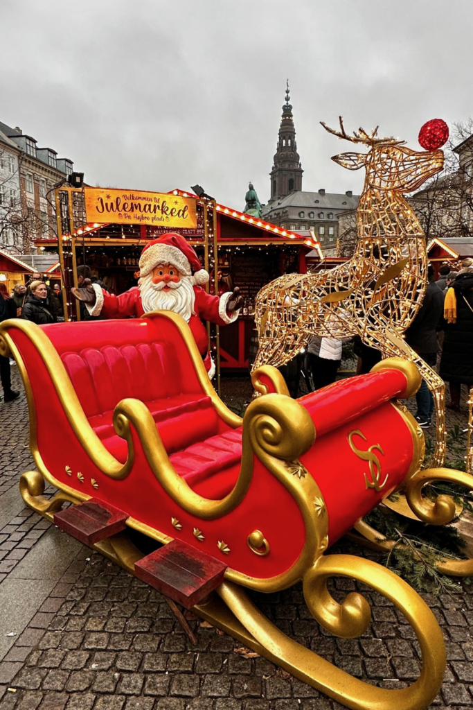 Kopenhag şehir merkezinde Christmas market stantları ve yılbaşı ışıkları, Danimarka