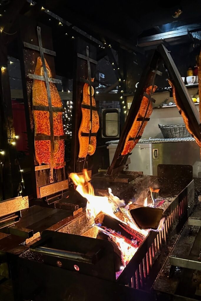 Kopenhag Noel pazarında Flame-Grilled Salmon (Odun Ateşinde Somon)