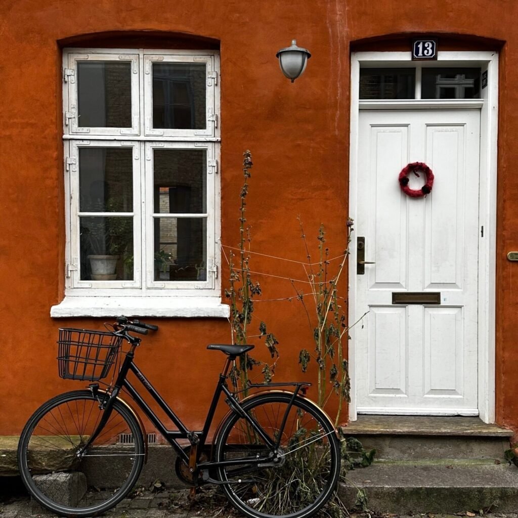 Kopenhag’da bisiklet kültürü: kaldırım kenarında bisikletler ve yerel yaşam,pastel tonlu evler, Danimarka