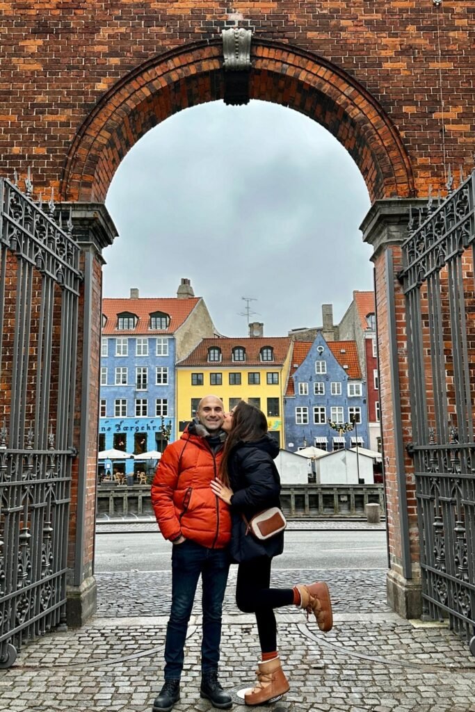 Nyhavn’da gizli bir noktadan çekilmiş renkli evler ve kanal manzarası, Kopenhag