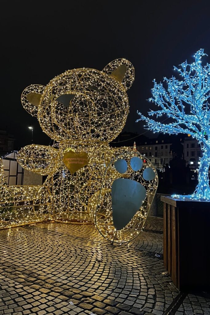 Kopenhag Noel pazarı akşam manzarası, ışıklı sokaklar ve kış atmosferi, Danimarka