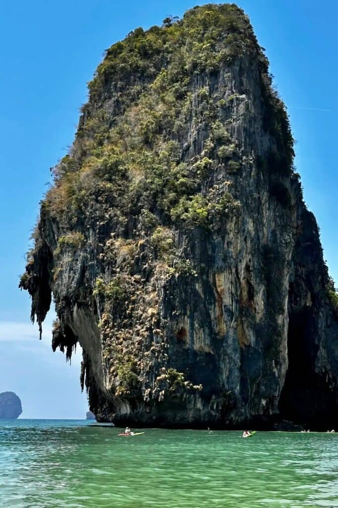 krabi-hong-island-kayalik-manzara-kaya-olusumlari