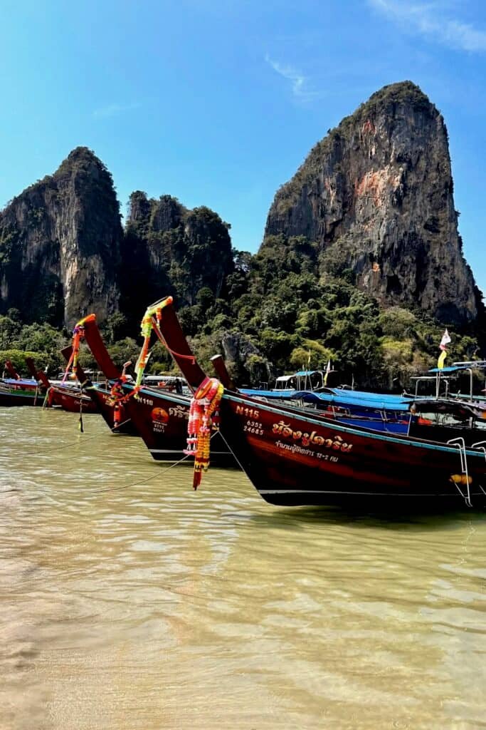 Krabi’de longtail tekneler ve kireçtaşı kayalıkları, Tayland sahil manzarası