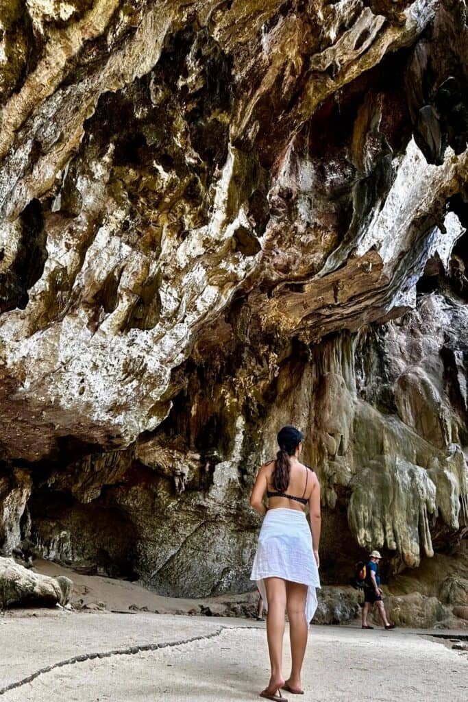 Krabi’de mağara içi kayalık oluşumlar ve doğal yapı, Tayland gezilecek yerler