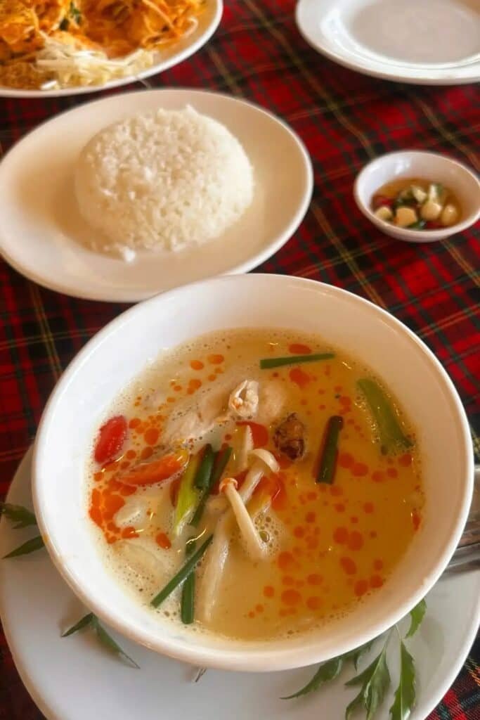 Krabi’de Thai mutfağı: Tom Yum çorbası ve yanında pilav, yeme içme önerileri
