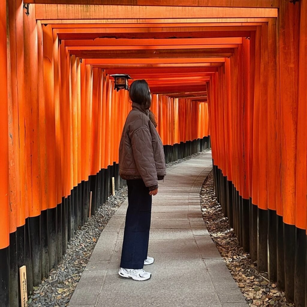 Kyoto Fushimi Inari Tapınağı’nda kırmızı torii kapıları arasında yürüyüş
