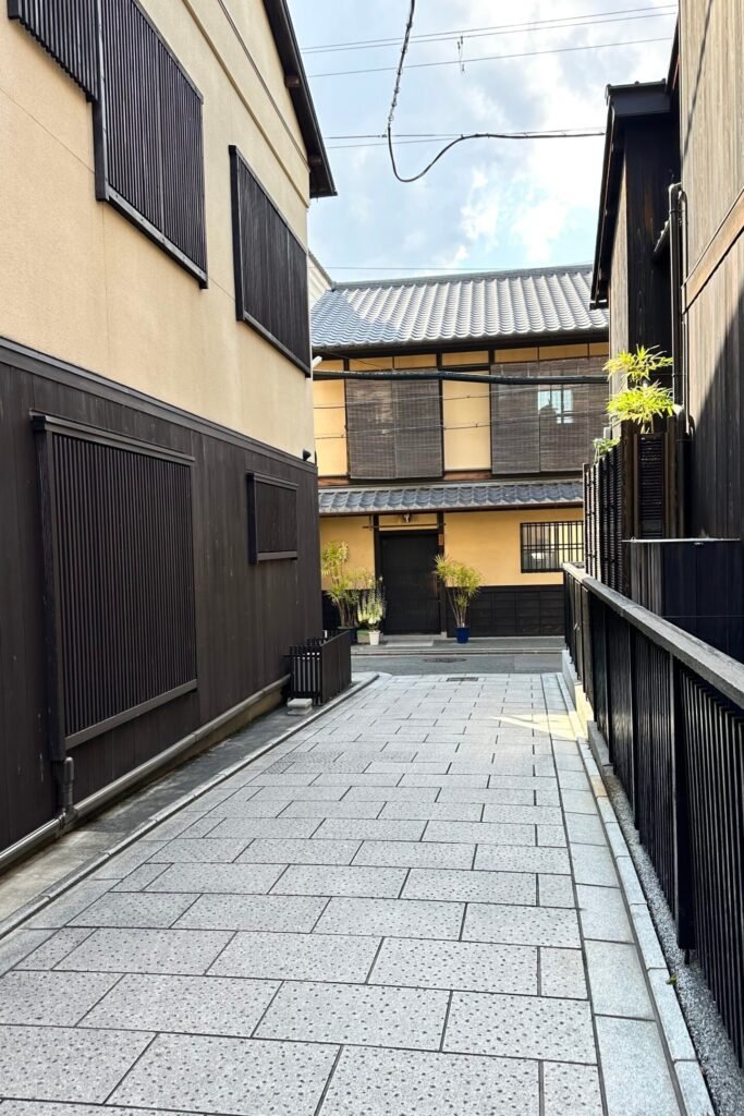 Gion bölgesinde geleneksel Kyoto sokakları ve ahşap evler