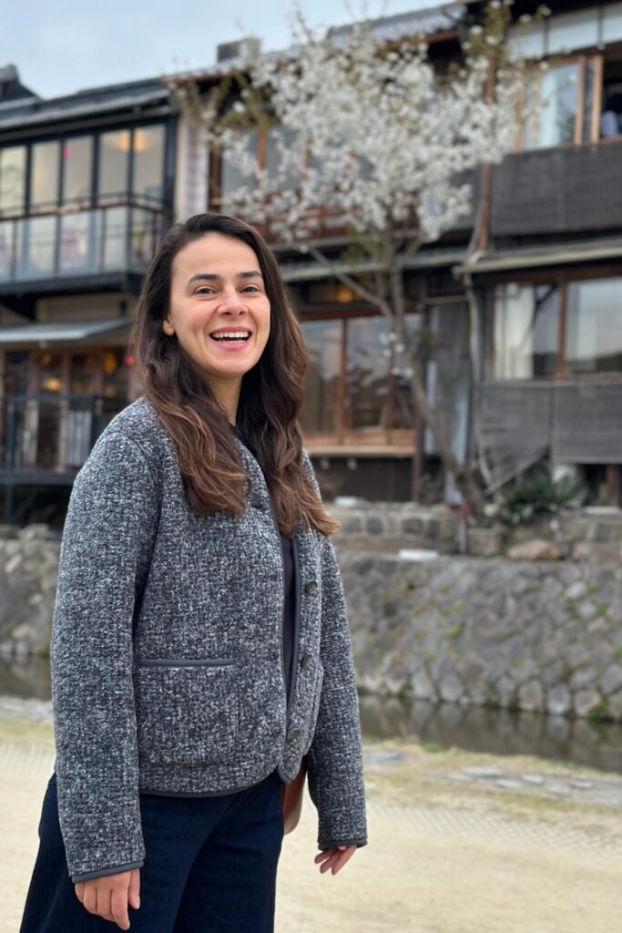 Kyoto Gion Shirakawa kanal kenarında sakura ağaçları ve geleneksel sokaklar