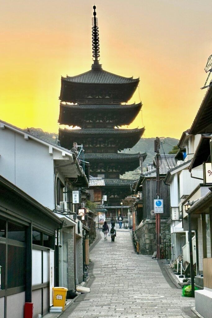 Kyoto Hokan-ji (Yasaka Pagoda) önünde taş sokakta klasik manzara