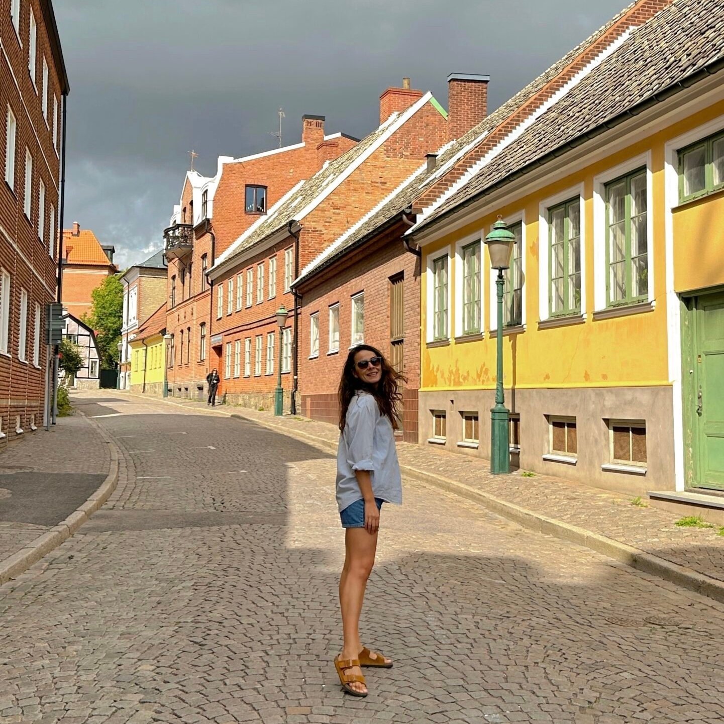 İsveç Lund’da 1 günde gezilecek yerler için: şehir merkezinde tarihi sokak manzarası, yürüyüş rotası