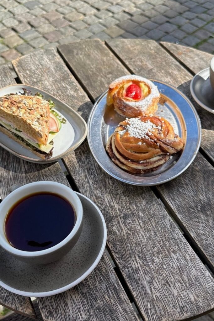 Malmö’de fika keyfi: kahve, tarçınlı çörek (kanelbulle), tatlı çörek ve sandviç; Malmö yeme içme önerileri