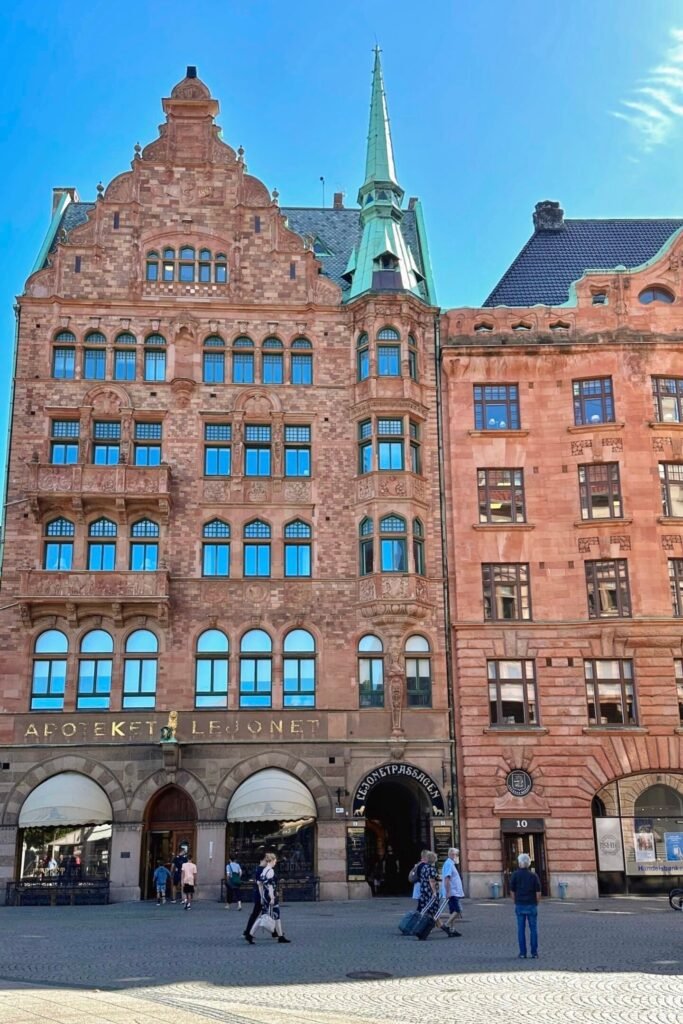 Malmö gezi rehberi için ikonik bina: Apoteket Lejonet cephesi ve meydan görüntüsü