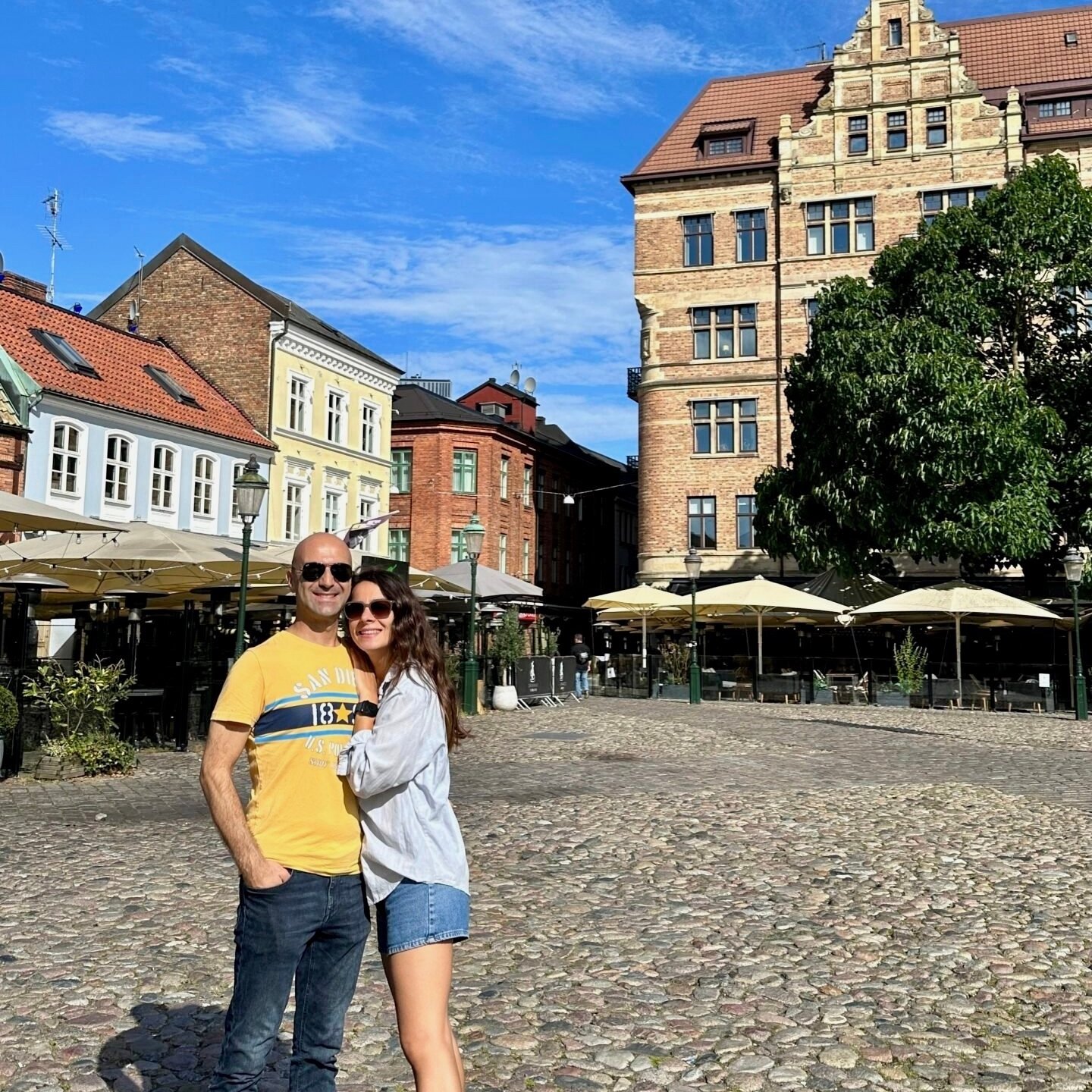 Malmö gezi rehberi: Lilla Torg meydanı, tarihi binalar ve canlı şehir atmosferi, isveç