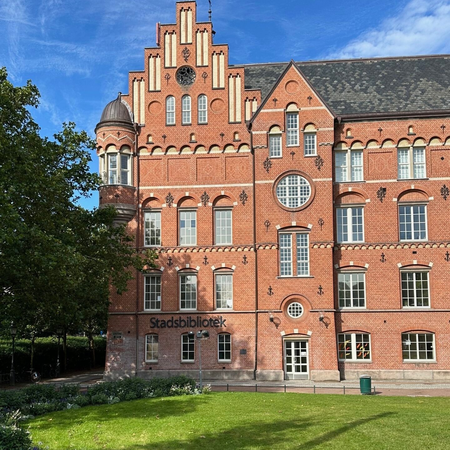 İsveç Malmö’de Stadsbibliotek: kırmızı tuğla cephe ve tarihi mimari detaylar