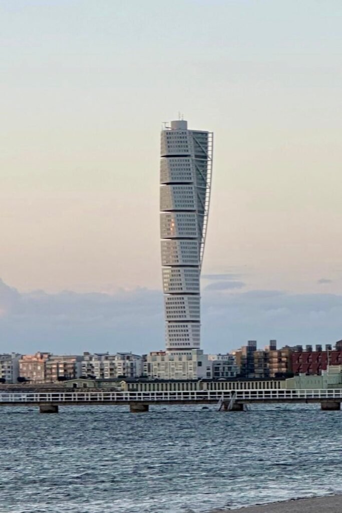 Malmö gezi rehberi Turning Torso, sahil yürüyüş yolu ve gün batımı atmosferi İsveç