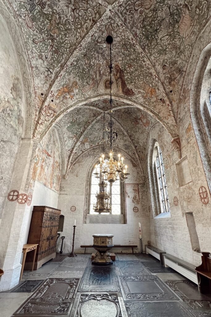 Malmö İsveç gezi rehberi tarihi kilise, freskli tavan, vitray pencereler ve mezar taşları